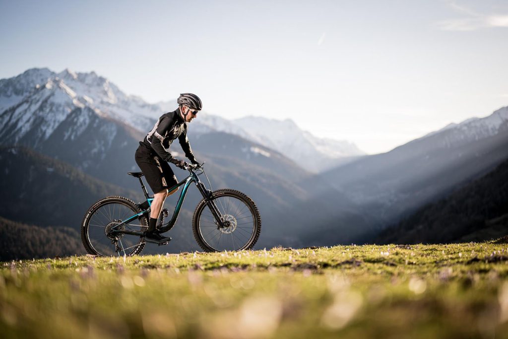 Ciclista con mtb Giant in Val di Sole