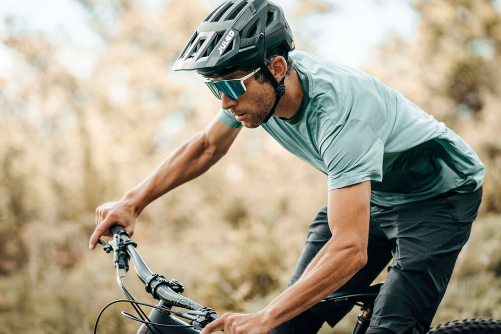 biker enduro con julbo casco e occhiali mtb